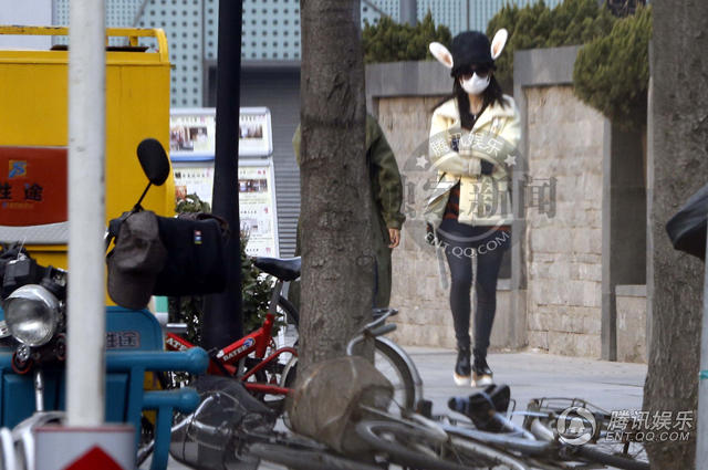 谢娜头戴“兔子”帽