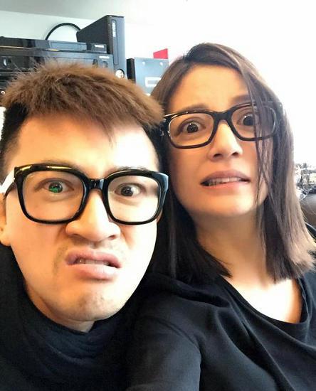 小燕子和五阿哥搞怪合影