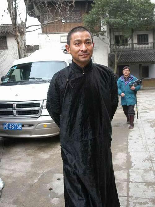 亲民范儿！刘德华走贵宾通道 停车与粉丝交流