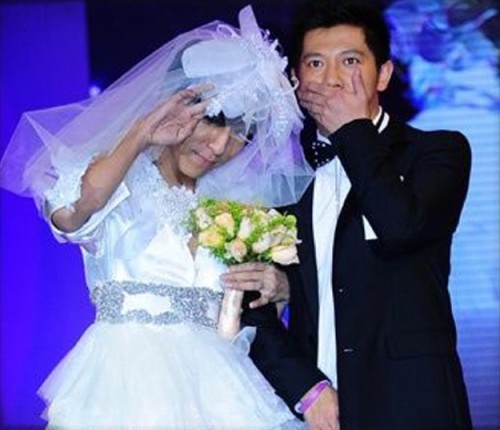 胡海泉赴宴会友 娇妻女儿首曝光