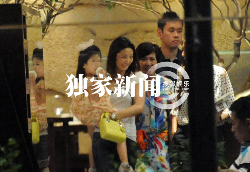 胡海泉赴宴会友 娇妻女儿首曝光