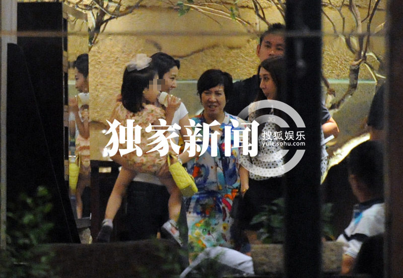 胡海泉赴宴会友 娇妻女儿首曝光