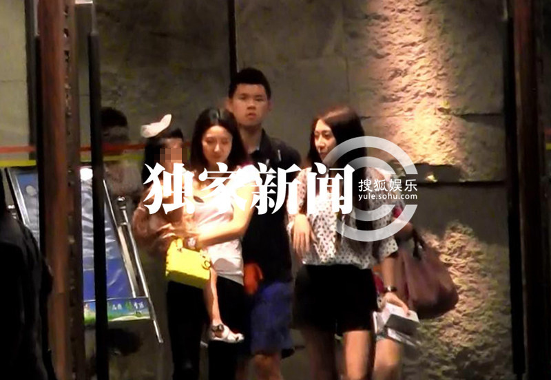 胡海泉赴宴会友 娇妻女儿首曝光