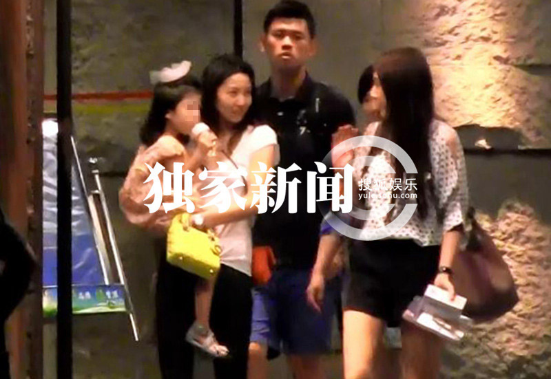 胡海泉赴宴会友 娇妻女儿首曝光