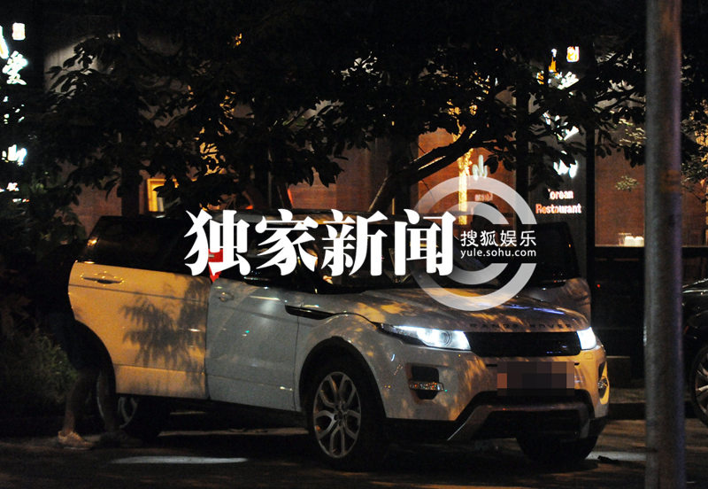 胡海泉赴宴会友 娇妻女儿首曝光