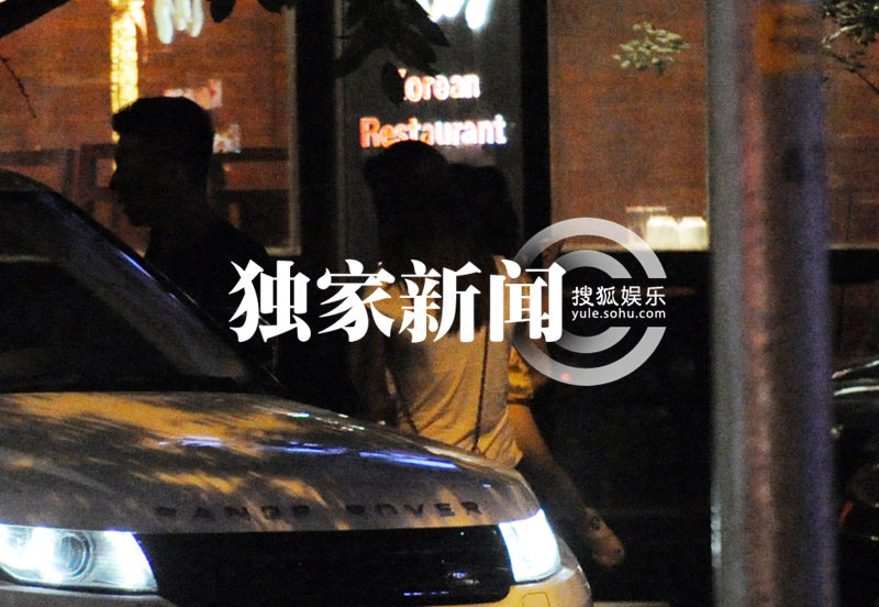 胡海泉赴宴会友 娇妻女儿首曝光