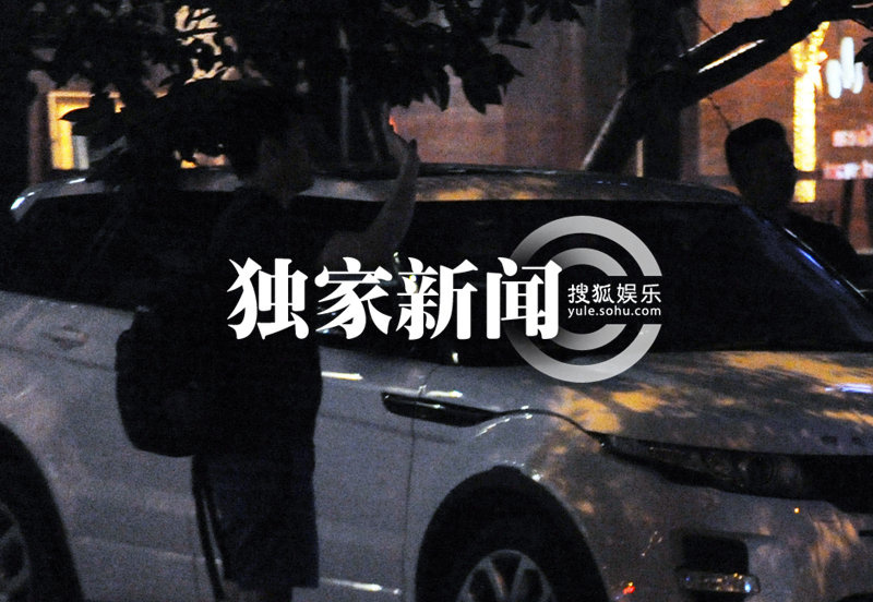 胡海泉赴宴会友 娇妻女儿首曝光