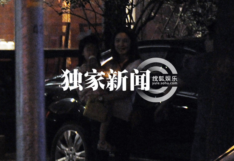 胡海泉赴宴会友 娇妻女儿首曝光