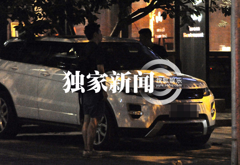 胡海泉赴宴会友 娇妻女儿首曝光