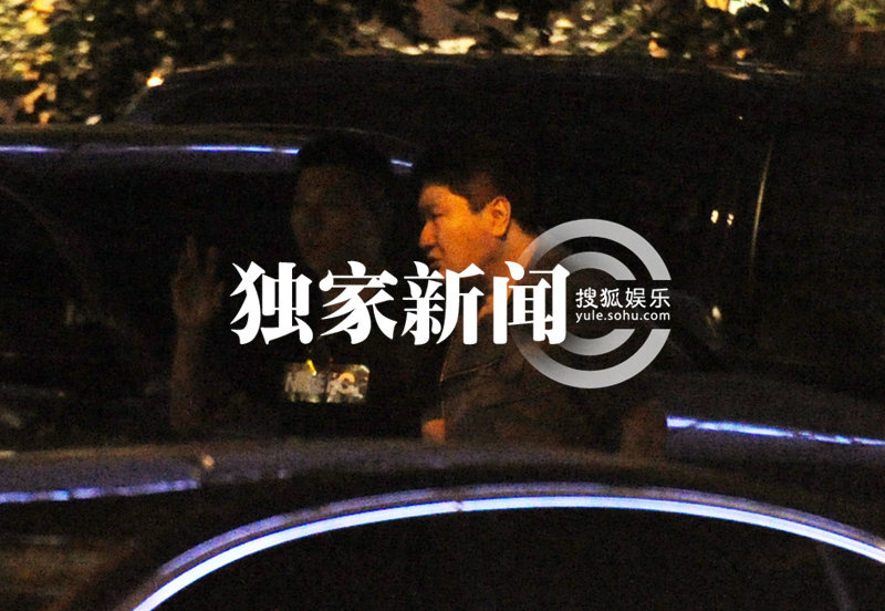 胡海泉赴宴会友 娇妻女儿首曝光