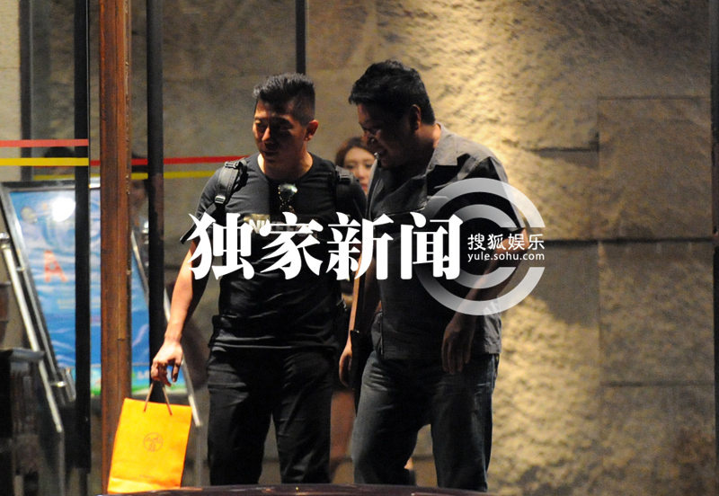 胡海泉赴宴会友 娇妻女儿首曝光