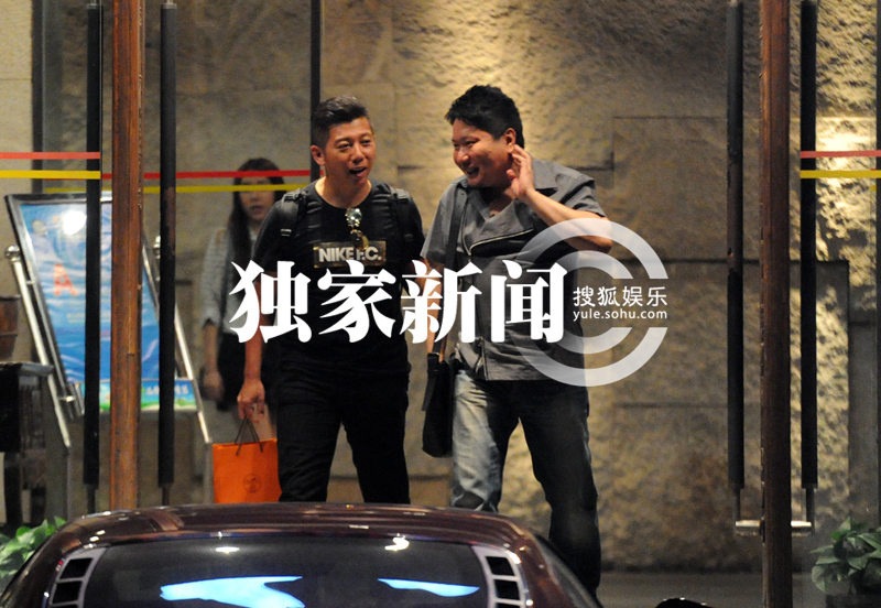 胡海泉赴宴会友 娇妻女儿首曝光