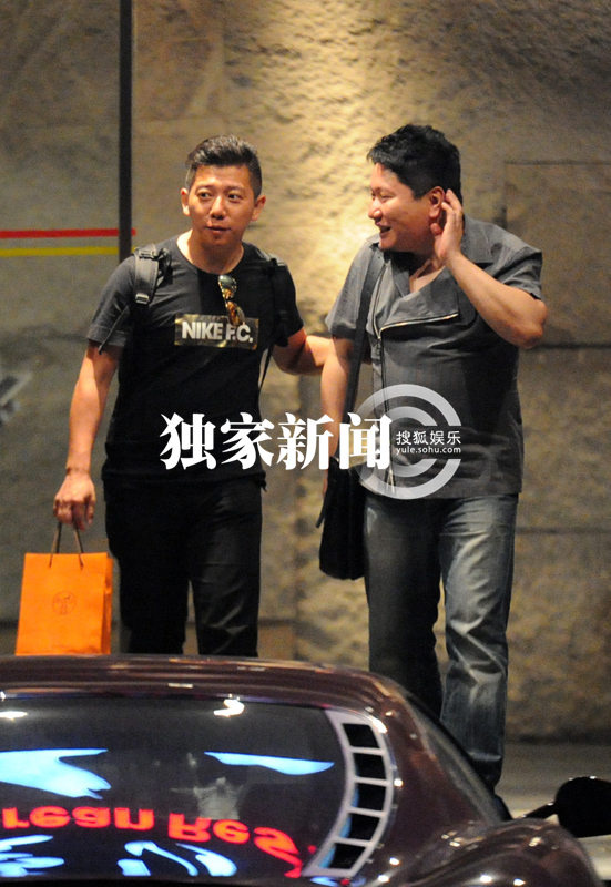 胡海泉赴宴会友 娇妻女儿首曝光