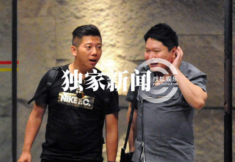 胡海泉赴宴会友 娇妻女儿首曝光