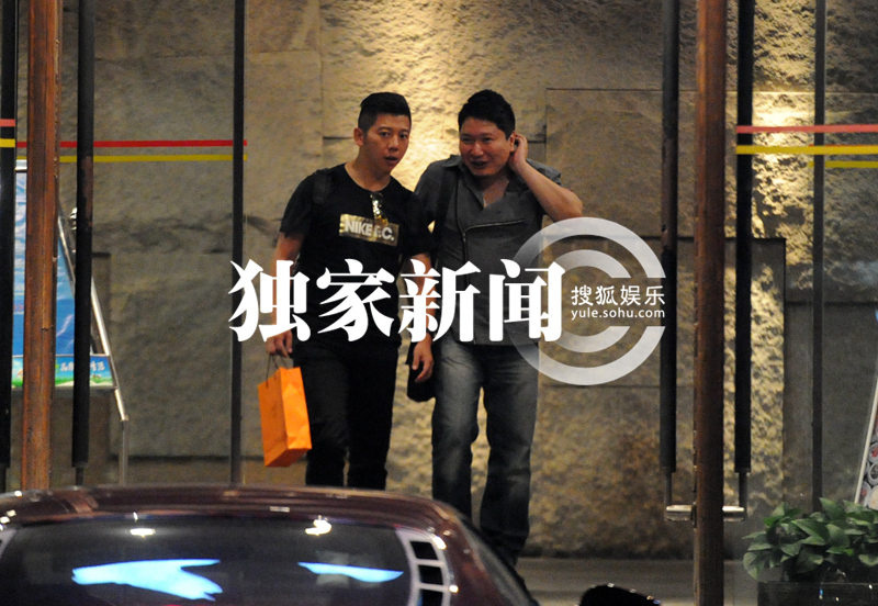 胡海泉赴宴会友 娇妻女儿首曝光