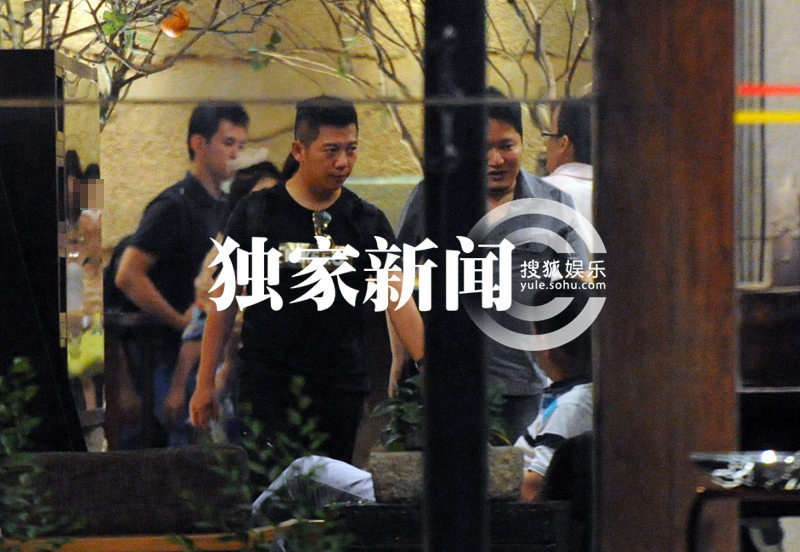 胡海泉赴宴会友 娇妻女儿首曝光