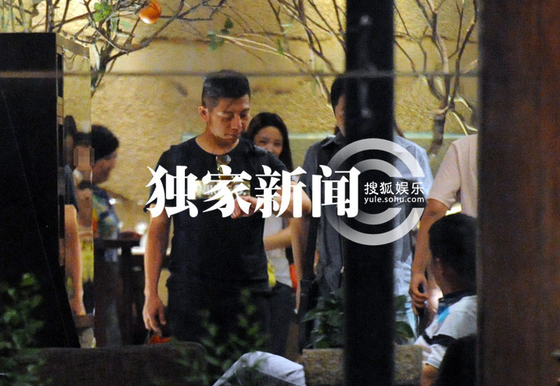 胡海泉赴宴会友 娇妻女儿首曝光