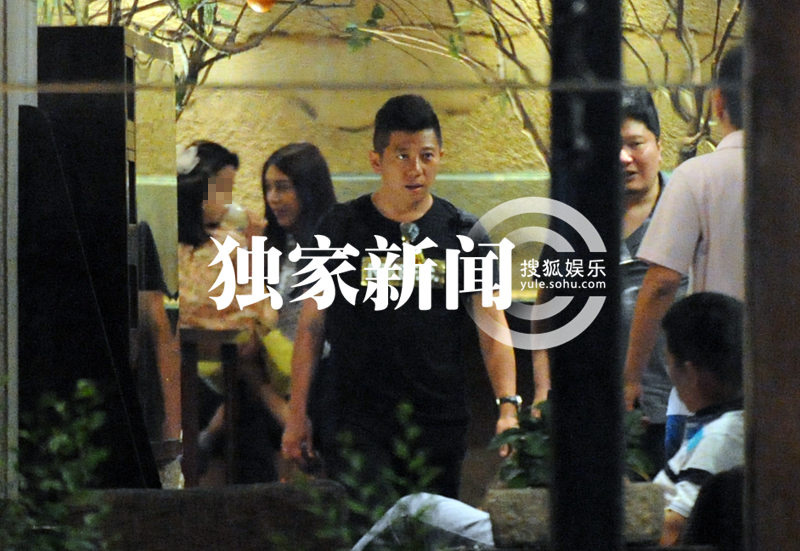 胡海泉赴宴会友 娇妻女儿首曝光