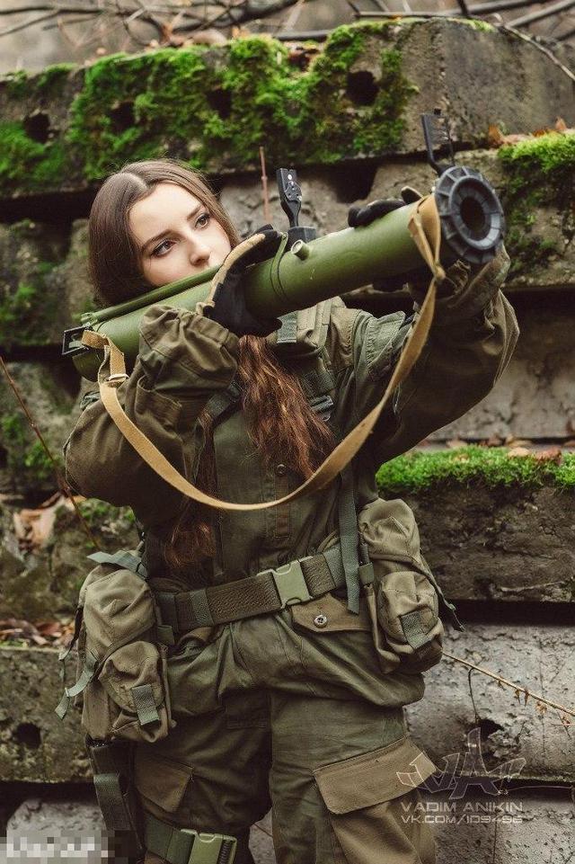 俄清纯小美女军装cosplay