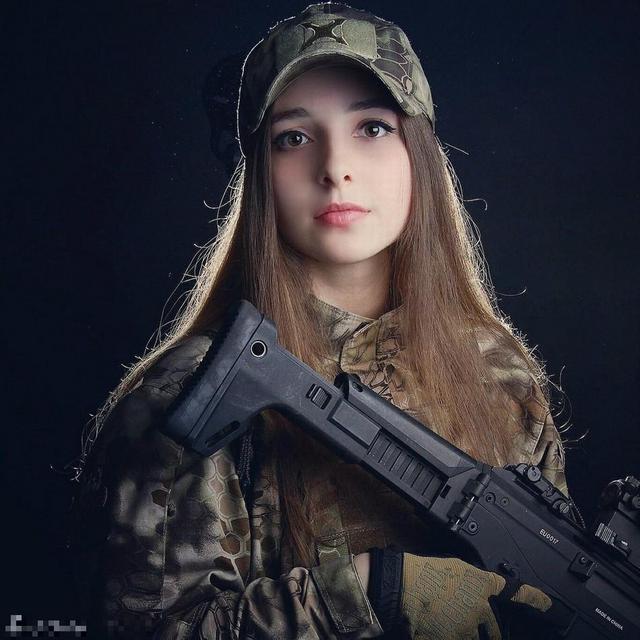 俄清纯小美女军装cosplay