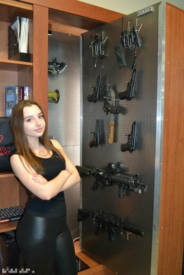 俄清纯小美女军装cosplay