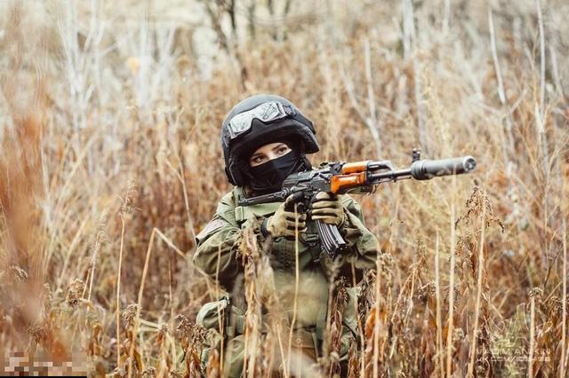 俄清纯小美女军装cosplay