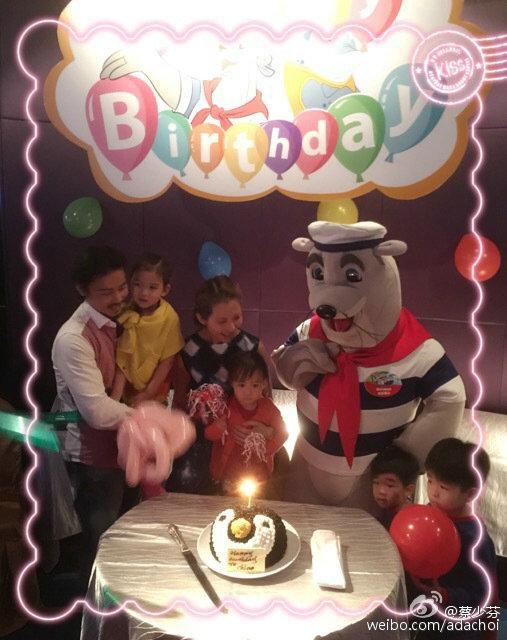 蔡少芬小女儿庆2岁生日全家团聚 抿嘴吃糖露小酒窝
