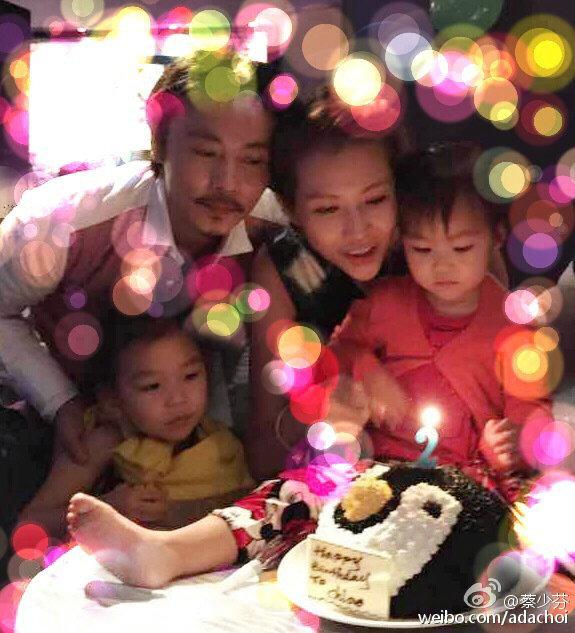 蔡少芬小女儿庆2岁生日全家团聚 抿嘴吃糖露小酒窝