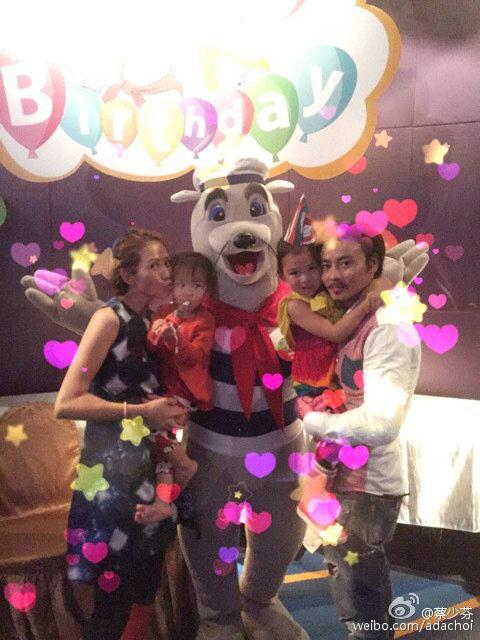 蔡少芬小女儿庆2岁生日全家团聚 抿嘴吃糖露小酒窝