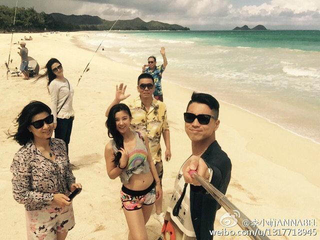 自拍杆使用规范！李小萌王雷度假晒恩爱 女方秀美腿大蛮腰