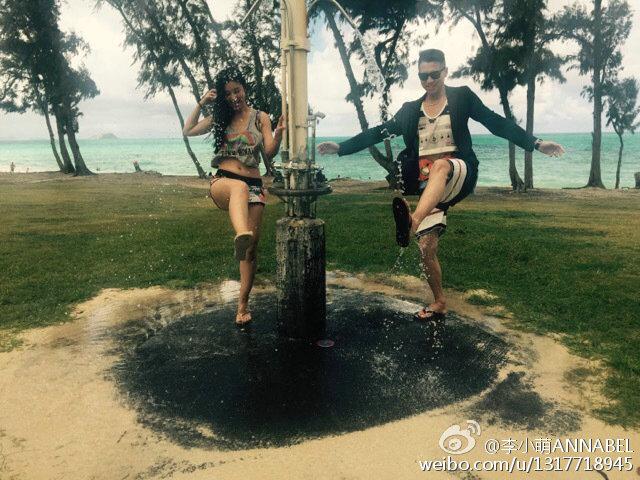 自拍杆使用规范！李小萌王雷度假晒恩爱 女方秀美腿大蛮腰