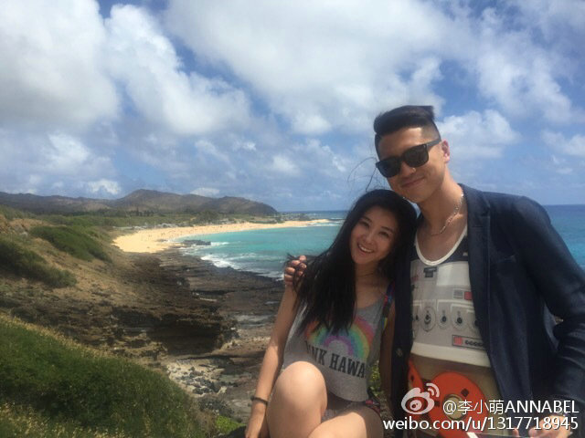 自拍杆使用规范！李小萌王雷度假晒恩爱 女方秀美腿大蛮腰