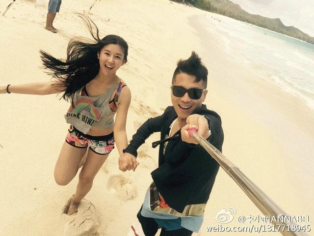 自拍杆使用规范！李小萌王雷度假晒恩爱 女方秀美腿大蛮腰