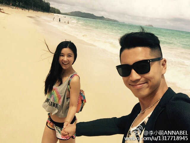 自拍杆使用规范！李小萌王雷度假晒恩爱 女方秀美腿大蛮腰