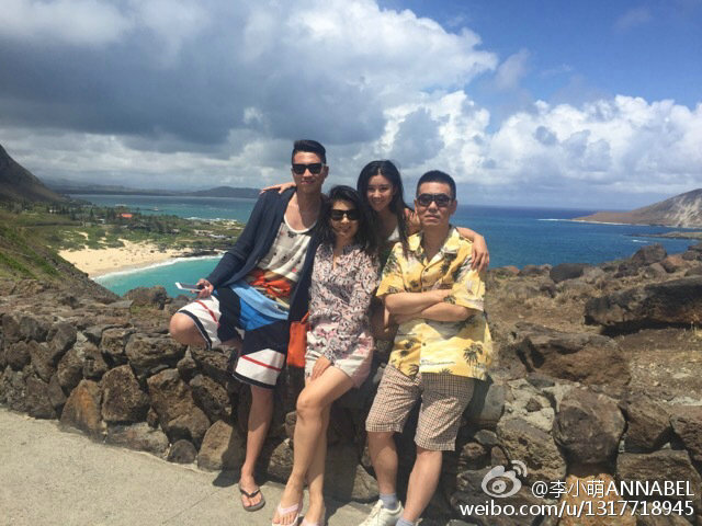 自拍杆使用规范！李小萌王雷度假晒恩爱 女方秀美腿大蛮腰