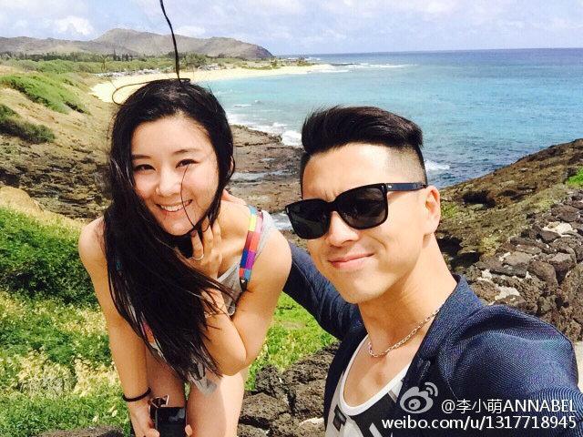 自拍杆使用规范！李小萌王雷度假晒恩爱 女方秀美腿大蛮腰