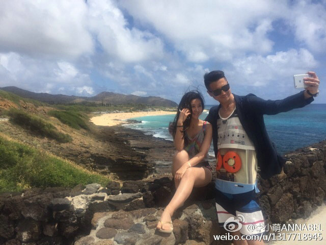 自拍杆使用规范！李小萌王雷度假晒恩爱 女方秀美腿大蛮腰