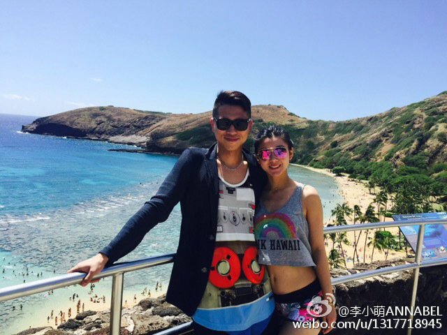 自拍杆使用规范！李小萌王雷度假晒恩爱 女方秀美腿大蛮腰