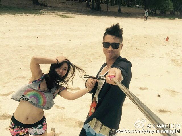 自拍杆使用规范！李小萌王雷度假晒恩爱 女方秀美腿大蛮腰