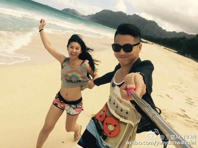 自拍杆使用规范！李小萌王雷度假晒恩爱 女方秀美腿大蛮腰