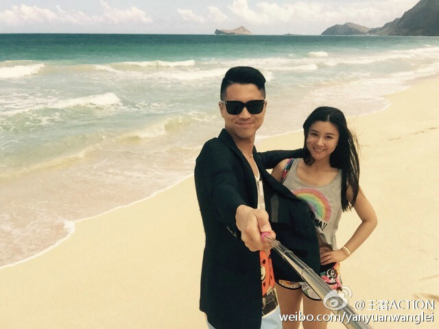 自拍杆使用规范！李小萌王雷度假晒恩爱 女方秀美腿大蛮腰