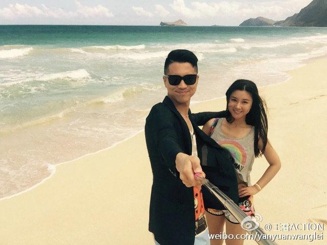 自拍杆使用规范！李小萌王雷度假晒恩爱 女方秀美腿大蛮腰