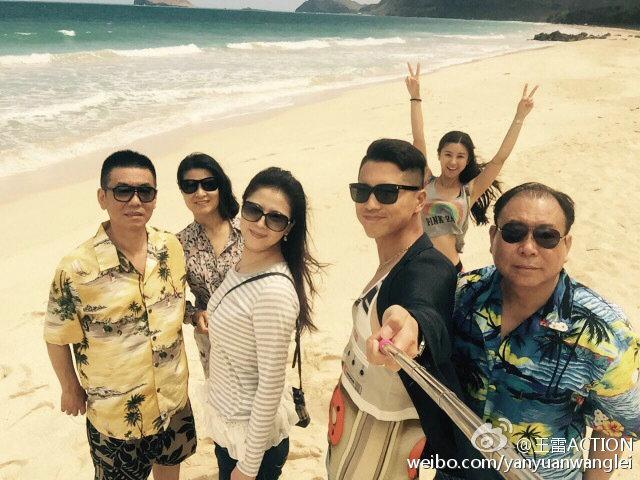 自拍杆使用规范！李小萌王雷度假晒恩爱 女方秀美腿大蛮腰