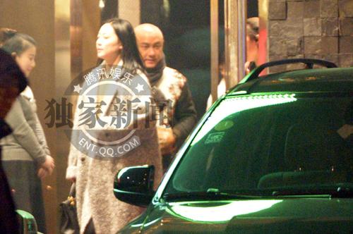 张卫健夫妇与朋友聚餐