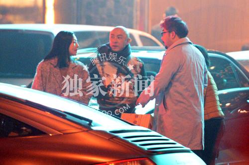 张卫健夫妇与友人聊天