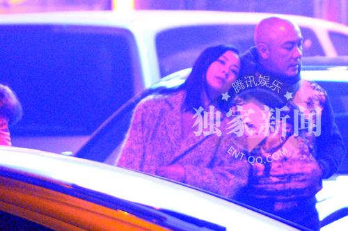 张茜倚靠在张卫健的肩膀