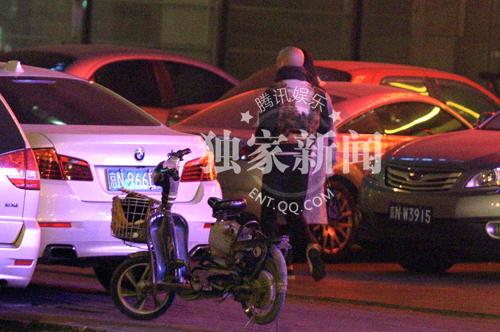 张卫健夫妇离开