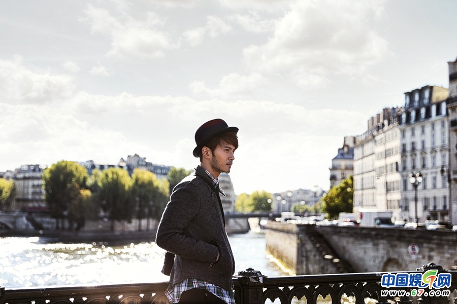 徐正曦巴黎街拍突破风格展别样风味时尚有型