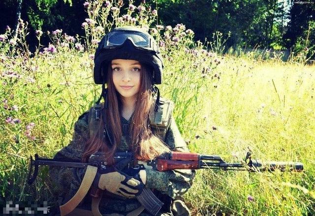 俄清纯小美女军装cosplay