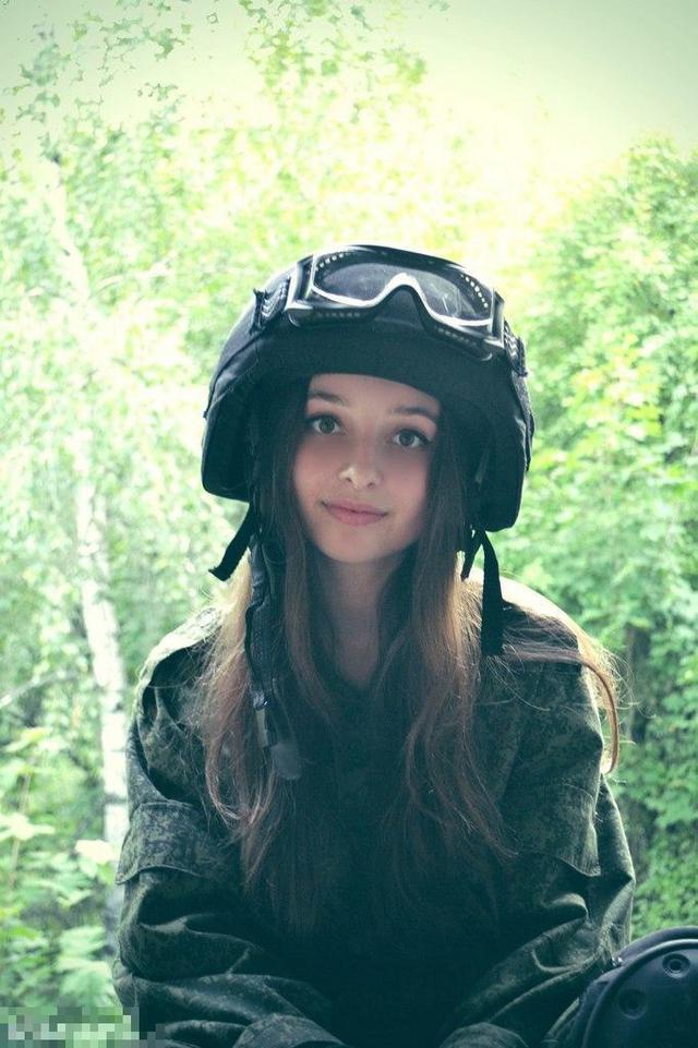 俄清纯小美女军装cosplay